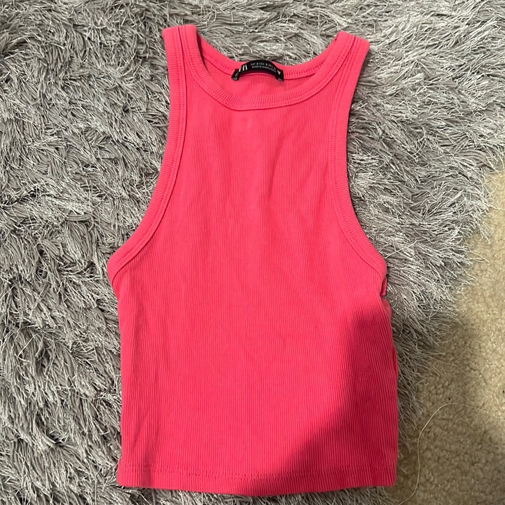 Cropped pink tank top